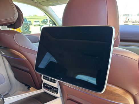 Used 2025 Mercedes-Benz Maybach GLS 600 4MATIC image 34