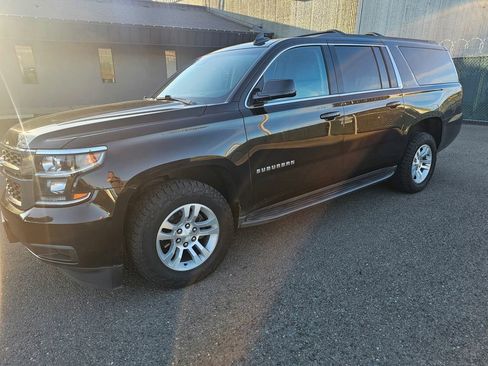 Used 2018 Chevrolet Suburban LT image 2