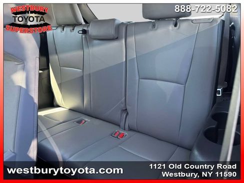 Used 2021 Toyota Highlander XLE AWD/4WD image 16