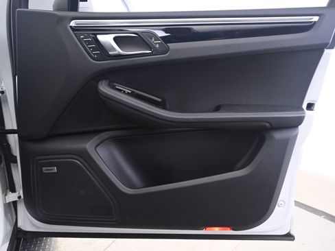 Certified 2022 Porsche Macan AWD/4WD image 20