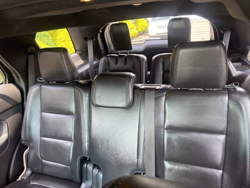 Used 2015 Ford Explorer XLT w/ Equipment Group 202B AWD/4WD image 31