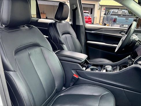 Used 2023 Jeep Grand Cherokee Limited w/ Black Appearance Package RWD image 7