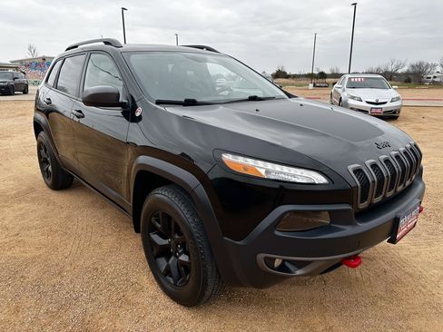 Used 2017 Jeep Cherokee Trailhawk image 3