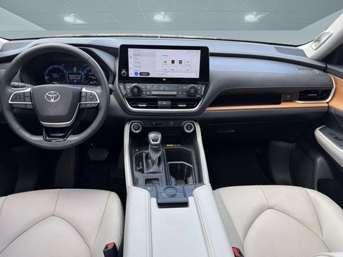 Used 2025 Toyota Grand Highlander FWD image 15
