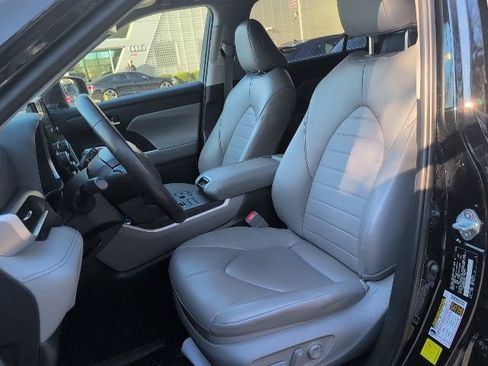 Used 2023 Toyota Highlander XLE image 24