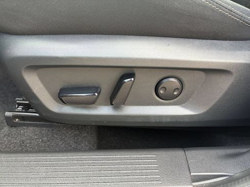 Used 2025 Nissan Rogue SV FWD image 22
