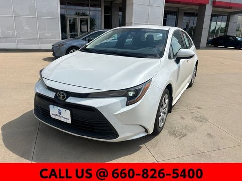 Used 2025 Toyota Corolla LE FWD image 2