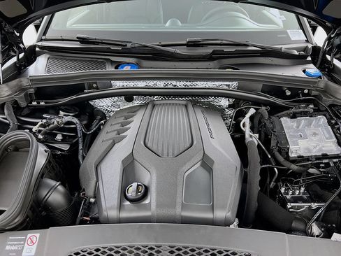 Certified 2026 Porsche Macan AWD/4WD image 32