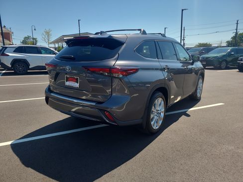 Certified 2025 Toyota Highlander Limited AWD/4WD image 7