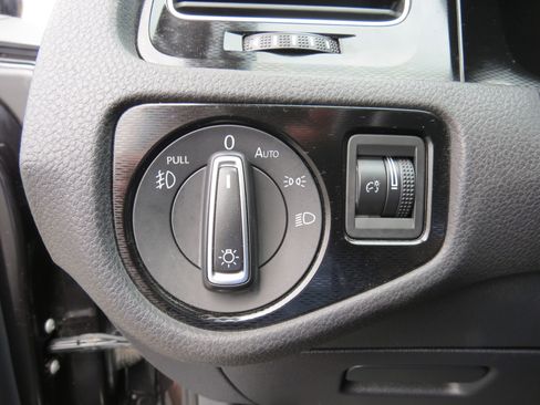 Used 2015 Volkswagen GTI SE FWD image 18