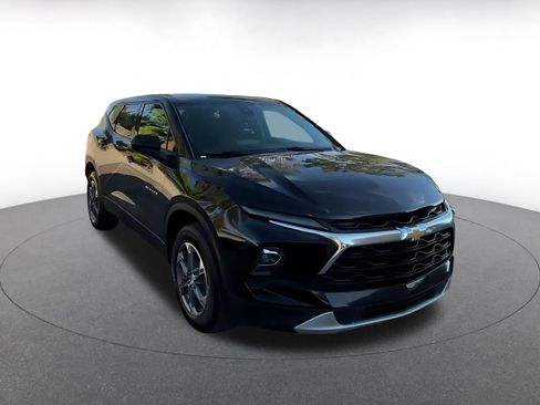 Used 2025 Chevrolet Blazer LT FWD image 3