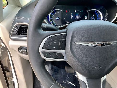 Used 2022 Chrysler Pacifica Limited FWD image 23