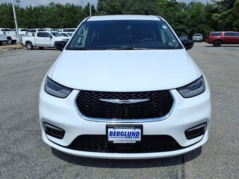 Used 2024 Chrysler Pacifica Limited FWD image 9