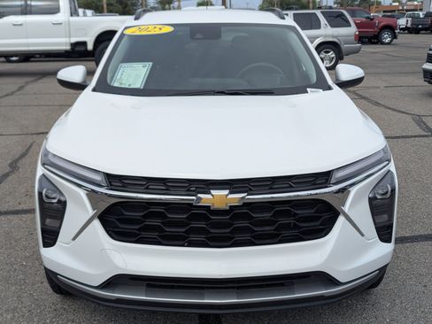 Used 2025 Chevrolet Trax LT FWD image 6