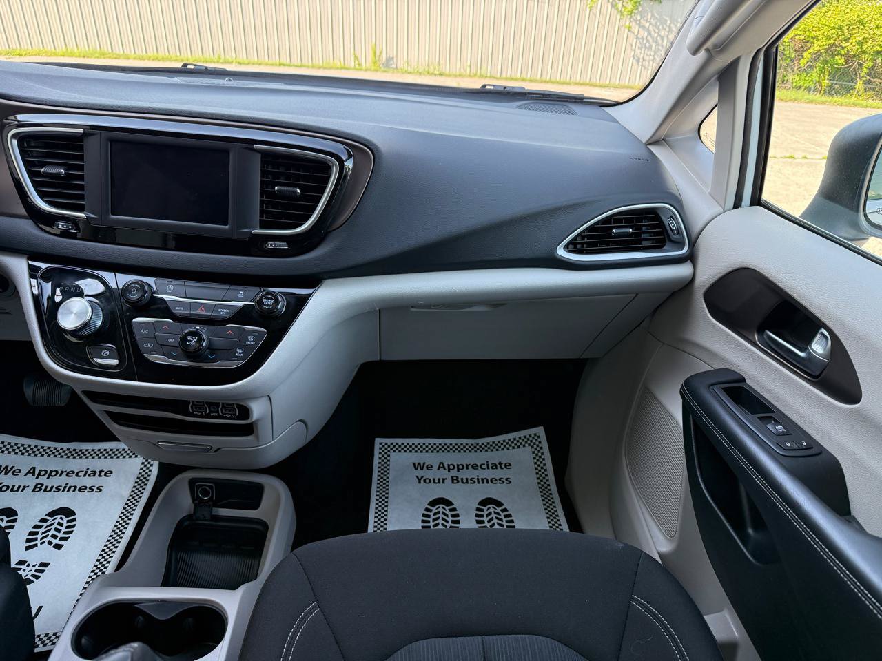 Used 2022 Chrysler Voyager LX FWD image 14