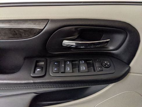 Used 2018 Dodge Grand Caravan SE w/ UConnect Hands-Free Group image 14