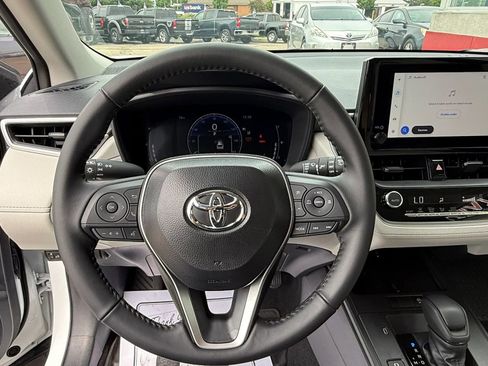 Used 2026 Toyota Corolla Cross LE AWD/4WD image 14