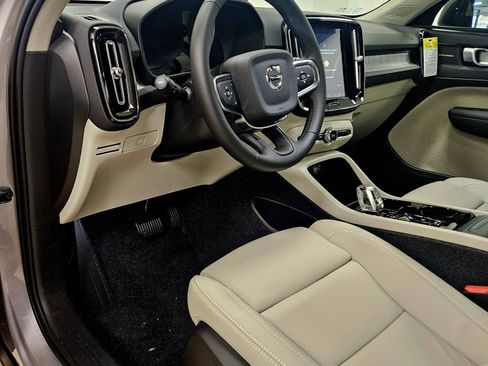 New 2026 Volvo XC40 B4 Plus w/ Climate Package FWD image 45