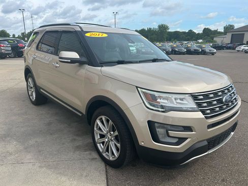 Used 2017 Ford Explorer Limited w/ Equipment Group 301A AWD/4WD image 3