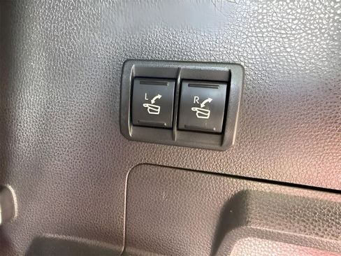 Used 2023 Toyota Sequoia Platinum image 10