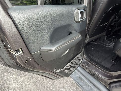 Used 2018 Jeep Wrangler Unlimited Sahara w/ Cold Weather Group AWD/4WD image 21