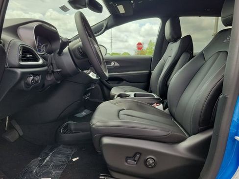 New 2026 Chrysler Pacifica Select image 12
