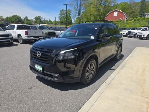 Used 2025 Nissan Pathfinder SV w/ Black Appearance Package AWD/4WD image 3
