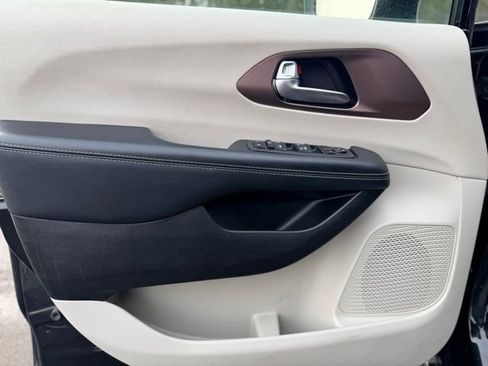 Used 2023 Chrysler Voyager LX image 18