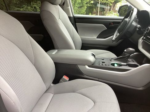 Used 2023 Toyota Highlander LE FWD image 3
