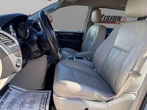 Used 2012 Chrysler Town & Country Touring-L w/ Driver Convenience Group image 9