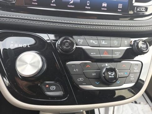 Used 2023 Chrysler Pacifica Touring-L image 36
