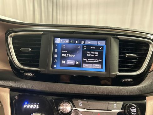 Used 2024 Chrysler Voyager LX image 17