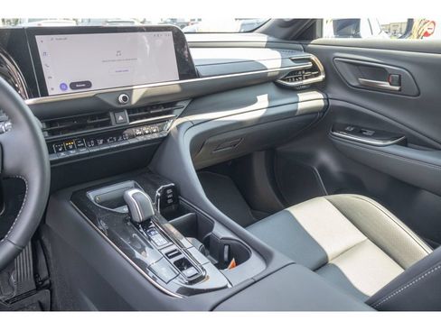 Used 2025 Toyota Crown Platinum AWD/4WD image 22