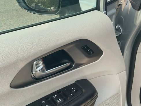 Used 2024 Chrysler Pacifica Touring-L FWD image 10