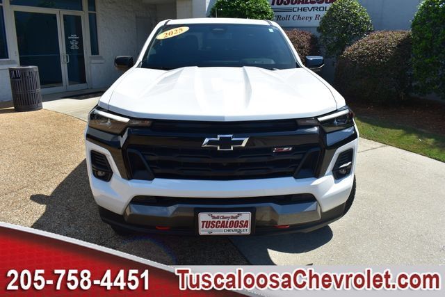 Used 2025 Chevrolet Colorado Z71 w/ Technology Package AWD/4WD image 4