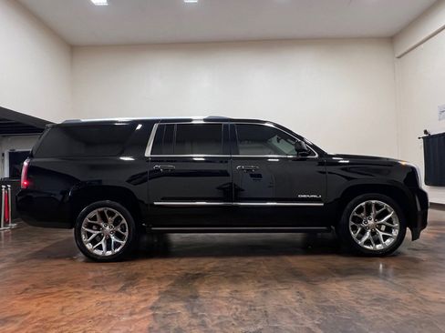 Used 2020 GMC Yukon XL Denali w/ Denali Premium Package RWD image 10