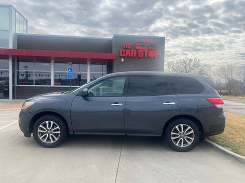 Used 2014 Nissan Pathfinder S image 1