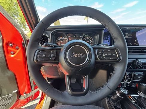 Used 2025 Jeep Wrangler Unlimited Rubicon AWD/4WD image 28