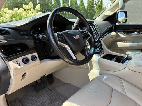 Used 2019 Cadillac Escalade ESV Premium Luxury AWD/4WD image 25