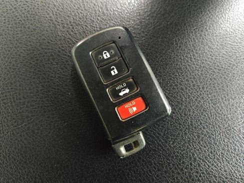 Used 2015 Toyota Camry XSE image 32