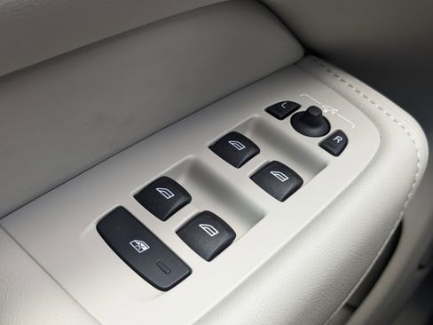 New 2025 Volvo XC60 T8 Core image 23