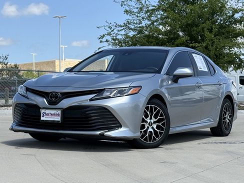 Used 2020 Toyota Camry LE image 2