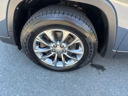 Used 2020 Jeep Cherokee Latitude Plus w/ Cold Weather Group AWD/4WD image 12