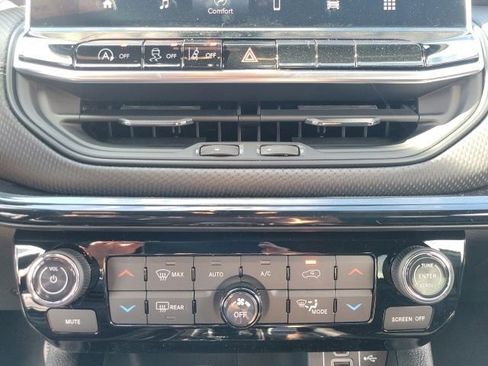 Used 2024 Jeep Compass Latitude w/ Sun and Sound Group AWD/4WD image 36