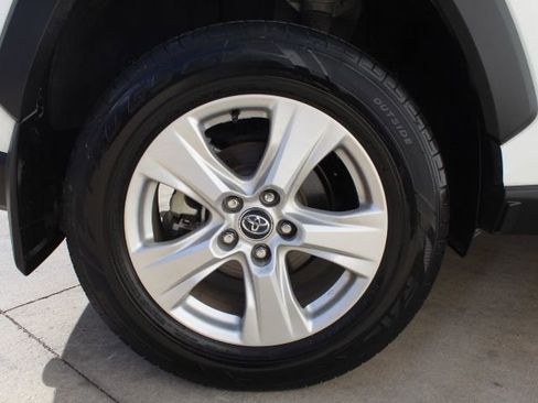 Used 2021 Toyota RAV4 XLE image 9