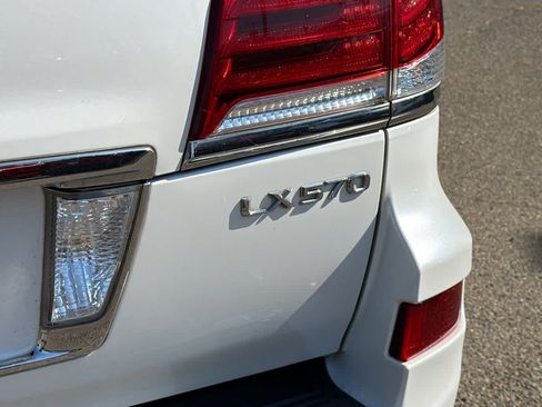 Used 2015 Lexus LX 570 4WD image 19