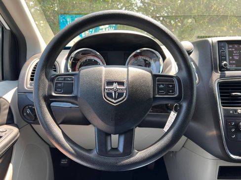 Used 2018 Dodge Grand Caravan SE w/ UConnect Hands-Free Group FWD image 21