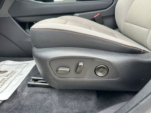 Used 2025 Chevrolet Traverse LT FWD image 21