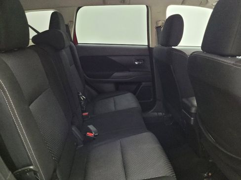 Used 2018 Mitsubishi Outlander SE FWD image 19