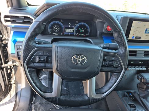 Certified 2025 Toyota Tacoma TRD Off-Road AWD/4WD image 9